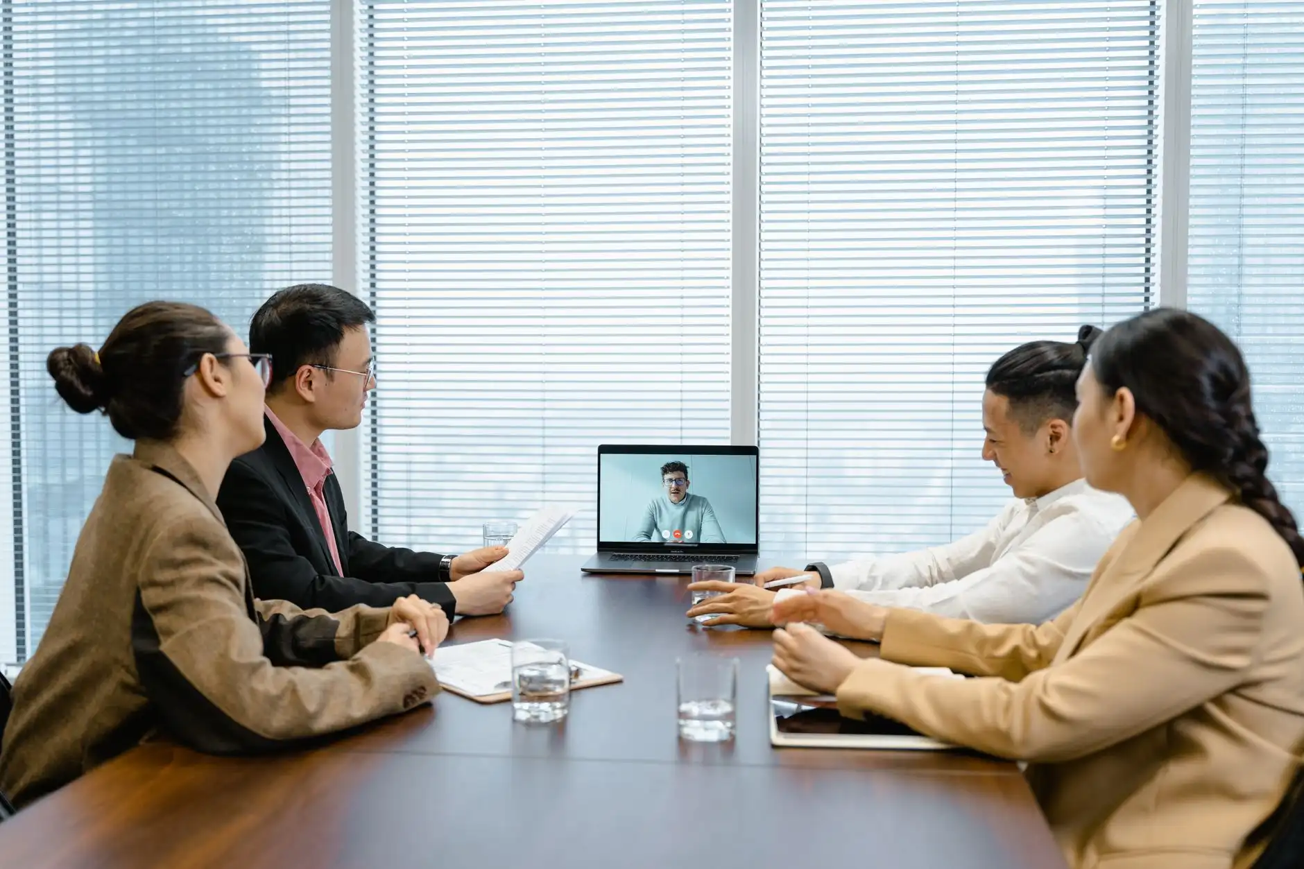 贸易服务信息化选型对比：自建系统与第三方供应链管理平台的核心差异
